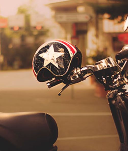 Foto de un casco encima de una moto